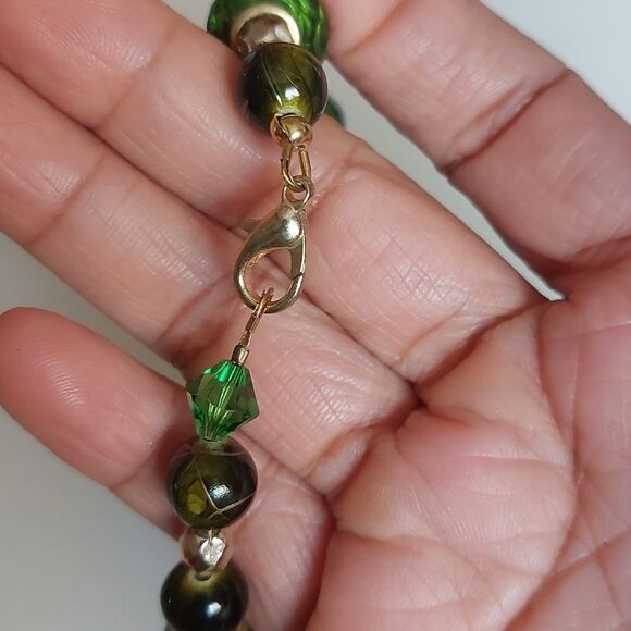 Sturdy Green Tones Bracelet Glass Plastic Gold Tone Metal - Picture 3 of 6